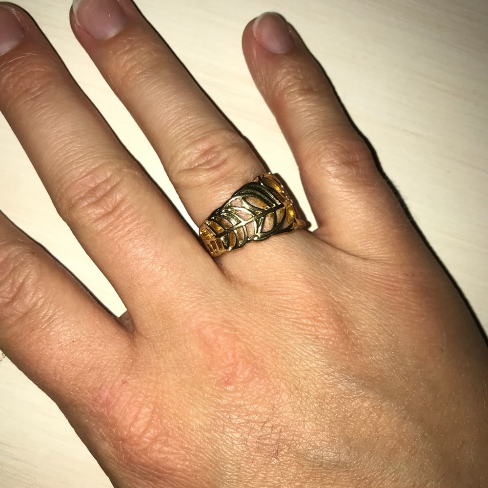🌷Free with bundle🌷Gold leaf ring - Picture 2 of 2